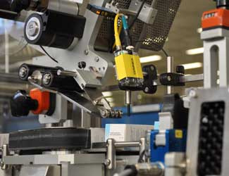 使用康耐視視覺系統(tǒng)跟蹤和追蹤藥用折疊箱